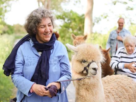 Vrouw wandelt met alpaca