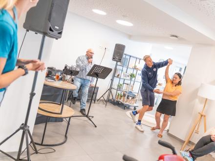 Twee mensen dansen in het hotel tijdens een optreden