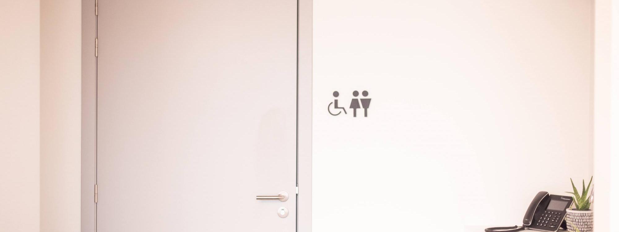 De ruime, rolstoeltoegankelijke toiletten in de vergaderruimte